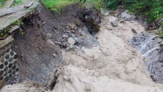 Tebing sungai Desa Pasuruhan Banjarnegara tergerus arus