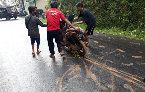 Warga evakuasi motor terjebak longsor di wilayah desa Gununglurah Banyumas