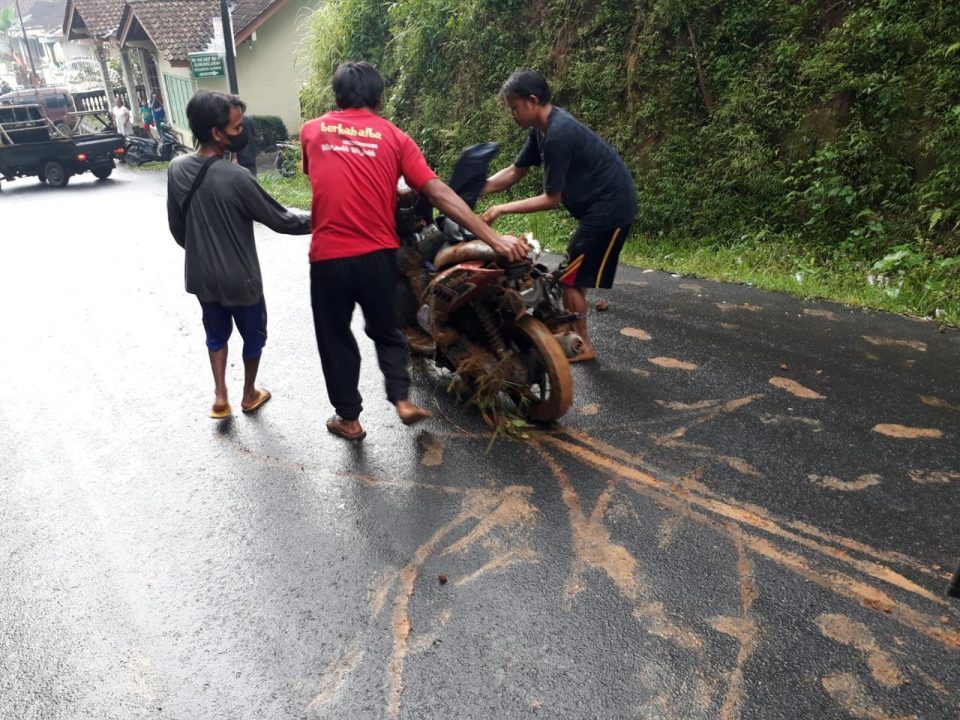 Warga evakuasi motor terjebak longsor di wilayah desa Gununglurah Banyumas