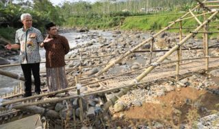 Gubernur Ganjar Pranowo saat meninjau jembatan bambu Larangan-JebengPlampitan, 2019 lalu (IST/Pemprov)