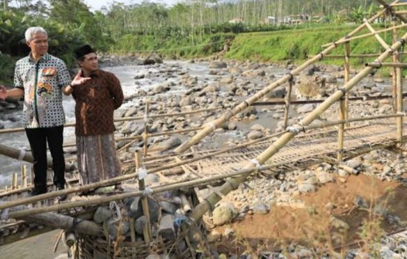 Gubernur Ganjar Pranowo saat meninjau jembatan bambu Larangan-JebengPlampitan, 2019 lalu (IST/Pemprov)