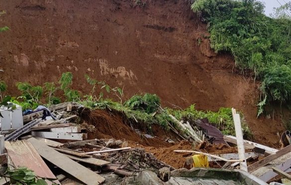 Dua rumah rata dengan tanah akibat longsor di Desa Pagentan Banjarnegara