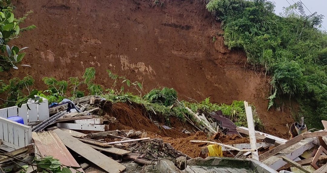 Dua rumah rata dengan tanah akibat longsor di Desa Pagentan Banjarnegara