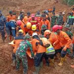 Tin SAR gabungan mengevakuasi korban jiwa pada musibah tanah longsor di Desa Cibeunying, Kecamatan Majenang, Kabupaten Cilacap, Minggu (16/11/2025).