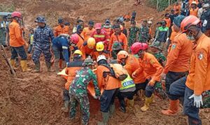 IMG-20251116-WA0002 Tin SAR gabungan mengevakuasi korban jiwa pada musibah tanah longsor di Desa Cibeunying, Kecamatan Majenang, Kabupaten Cilacap, Minggu (16/11/2025).