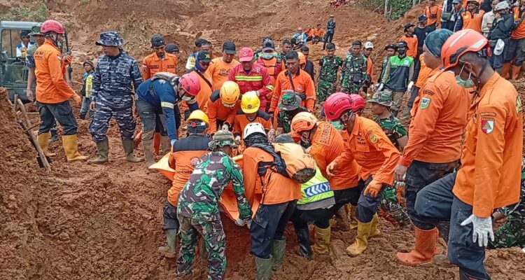 Tin SAR gabungan mengevakuasi korban jiwa pada musibah tanah longsor di Desa Cibeunying, Kecamatan Majenang, Kabupaten Cilacap, Minggu (16/11/2025).
